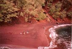 ¿Cómo se llama la playa de arena roja?